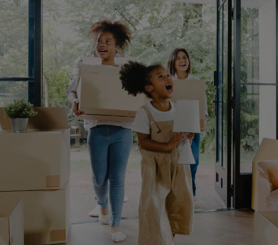 Família feliz entrando no seu imóvel