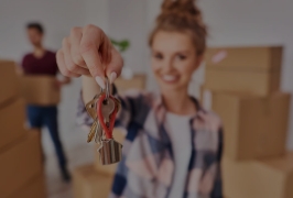 mulher segurando as chaves da sua nova casa